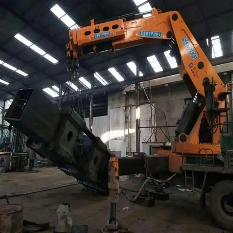 平舆吊车出租谈谈吊车底盘如何保养