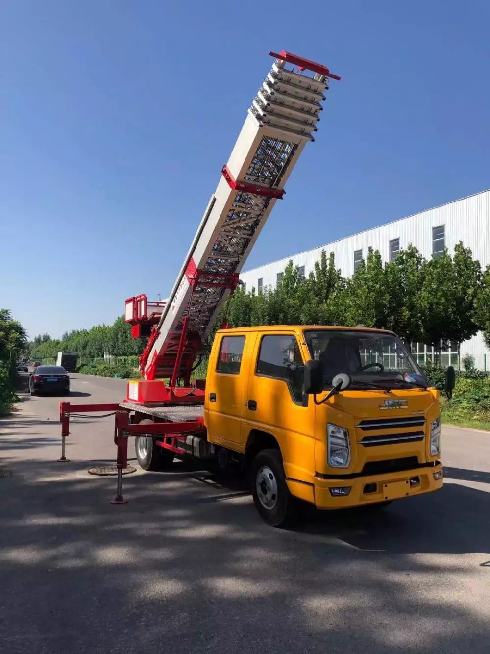 平舆附近的云梯车出租服务：轻松解决高空作业需求