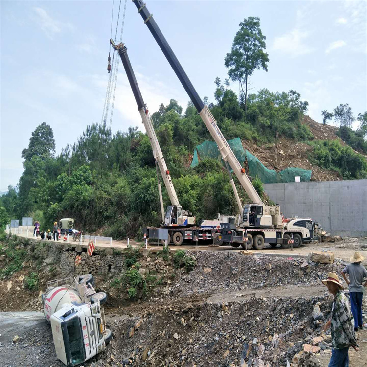 平舆汽车掉沟里叫吊车救援要多少钱